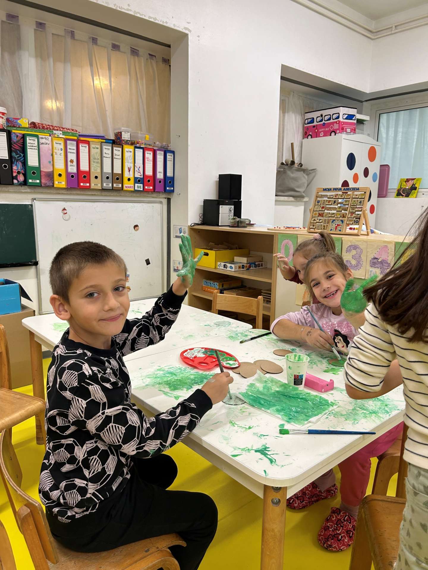 Anđelići Ive, Maris i Ana pripremaju kuglice od papira za bor.