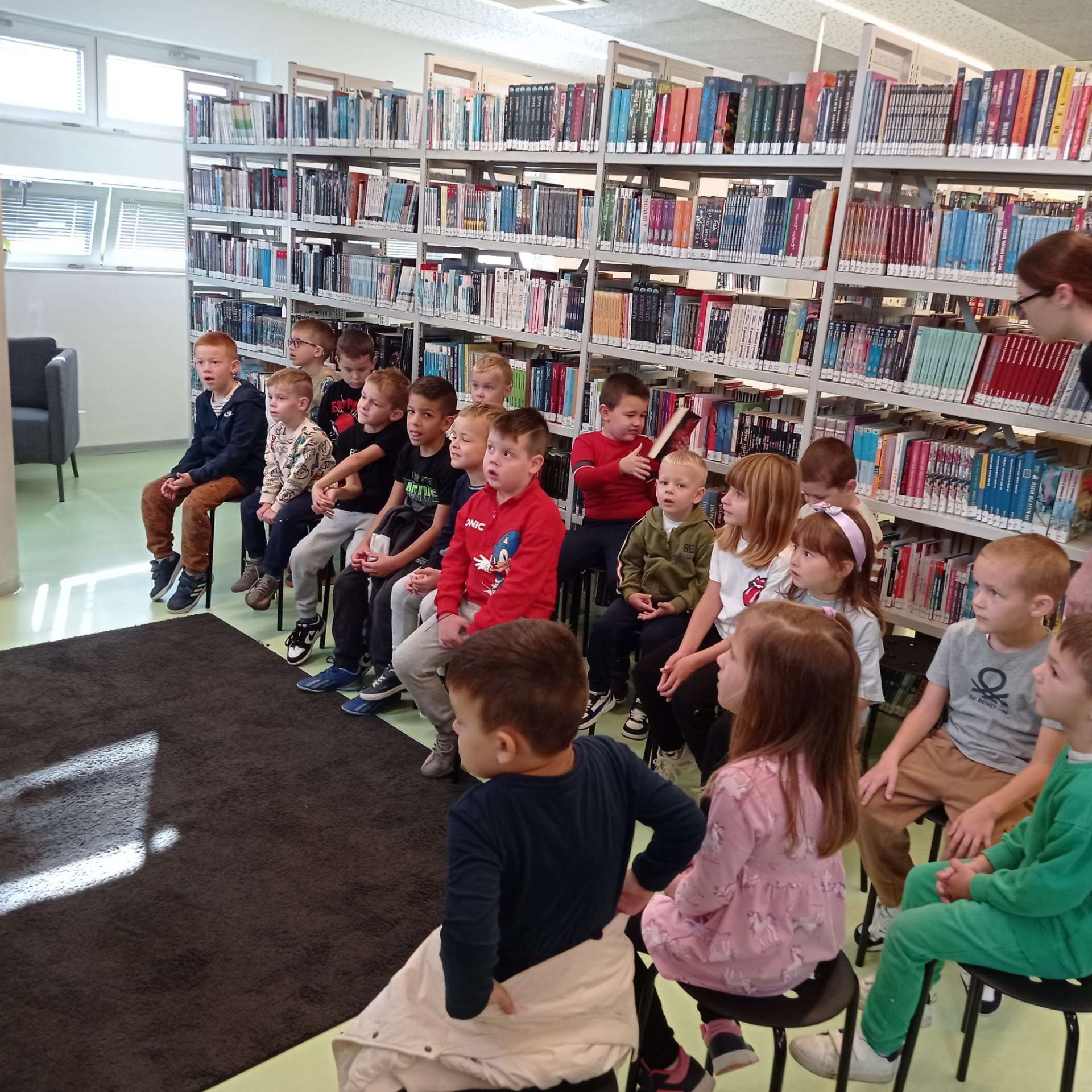Šareni leptirići u knjižnici.