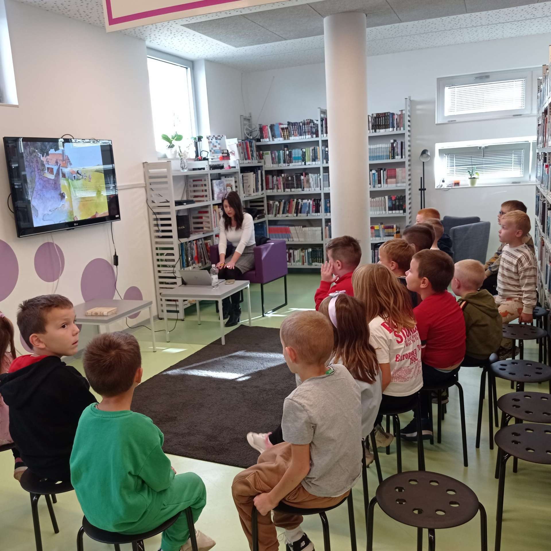 Šareni leptirići u knjižnici.