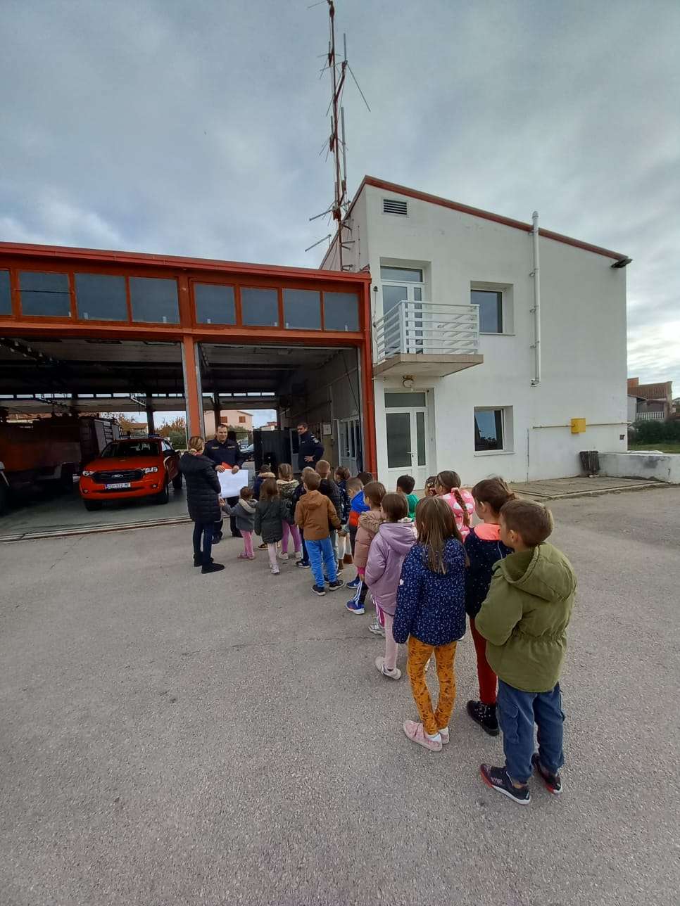 Naši dupinići u posjeti vatrogascima.