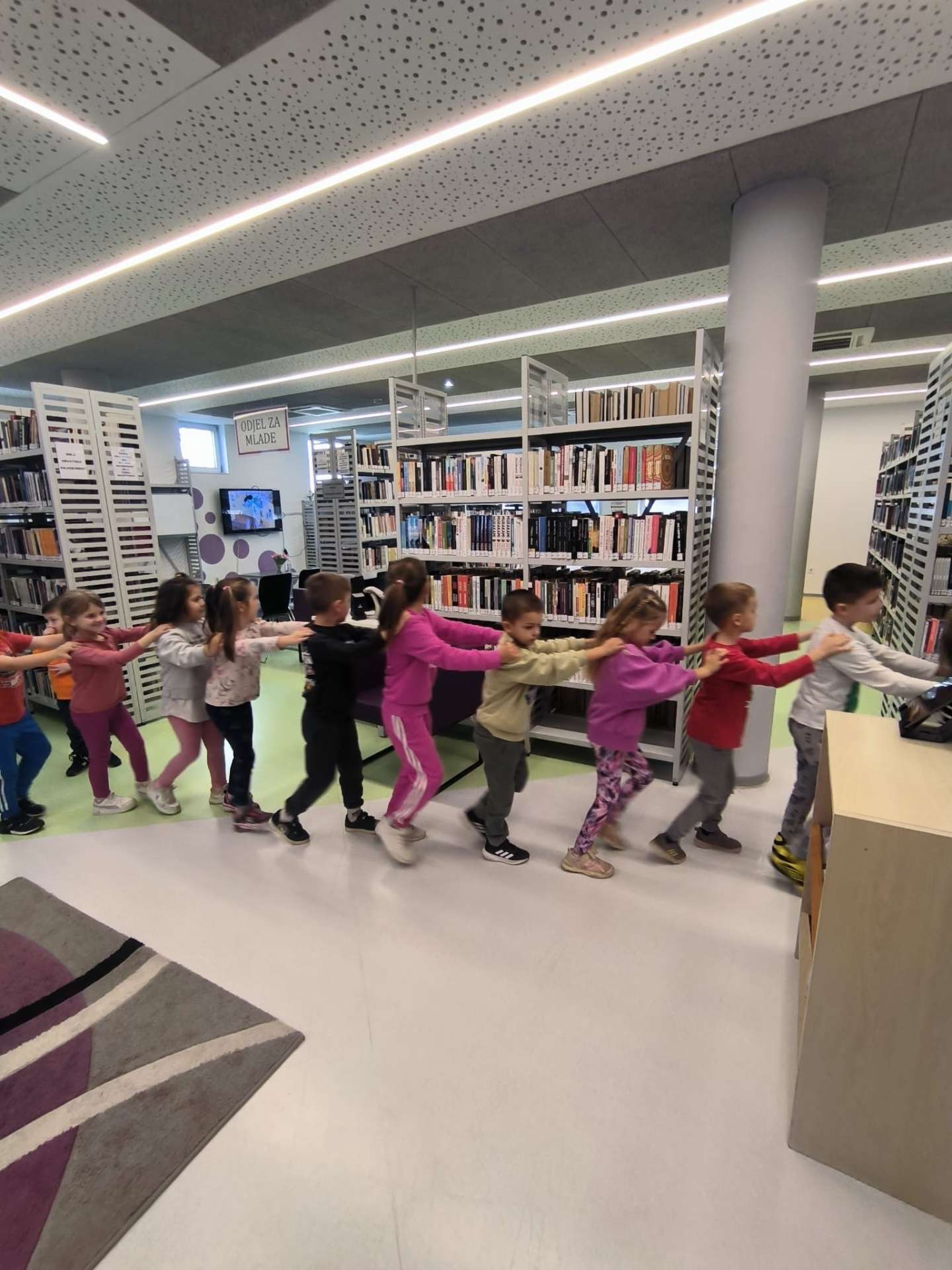 Nasi Tigrići sa svojim prijateljima iz grupe Ribice u posjeti knjižnici.