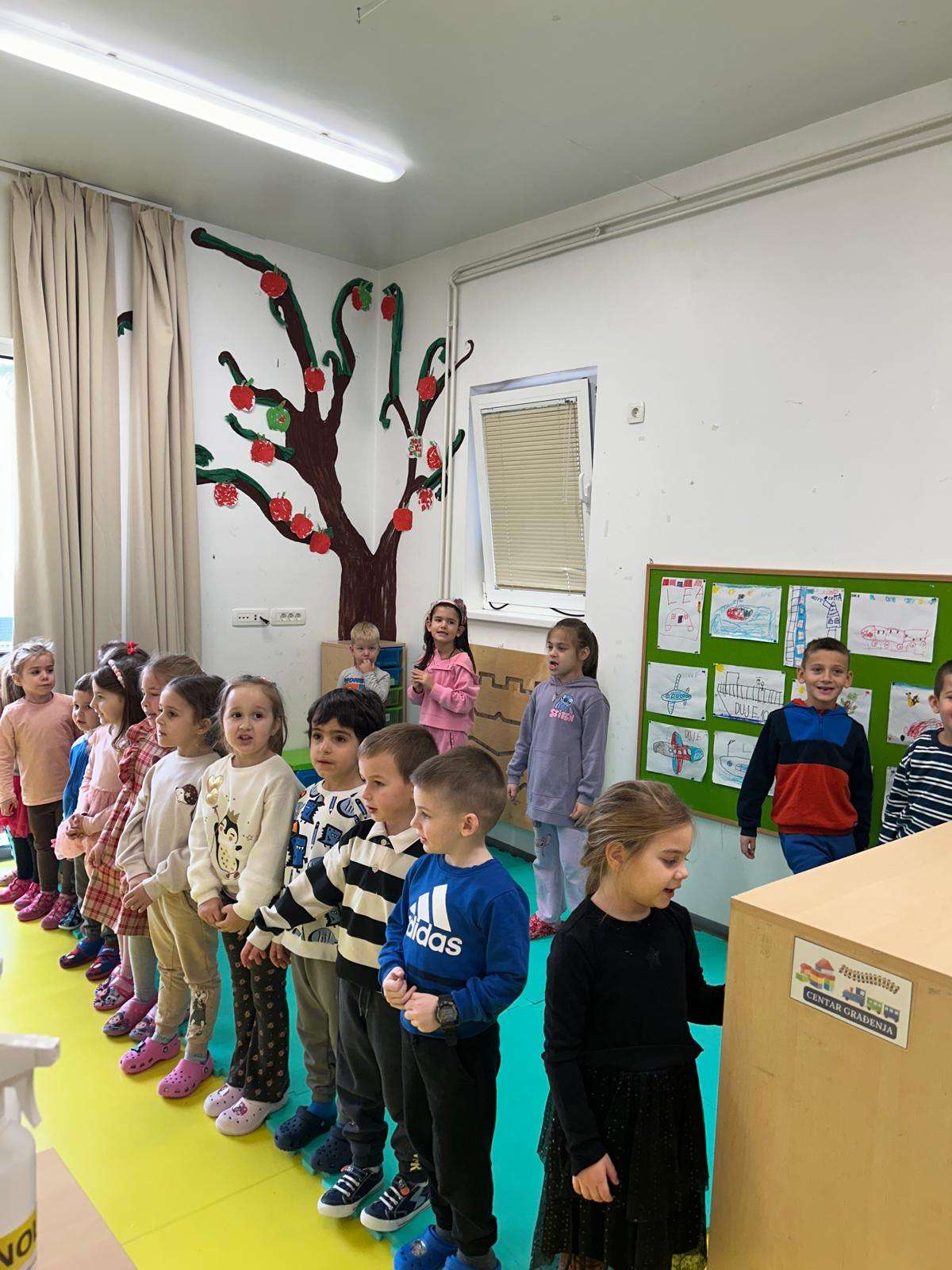 Sveti Nikola u posjeti anđelićima.