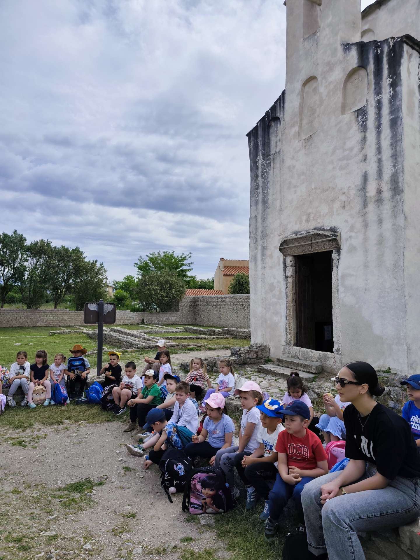 Papigice sa svojim prijateljima Zečićima u posjeti prvom hrvatskom kraljevskom gradu-Ninu