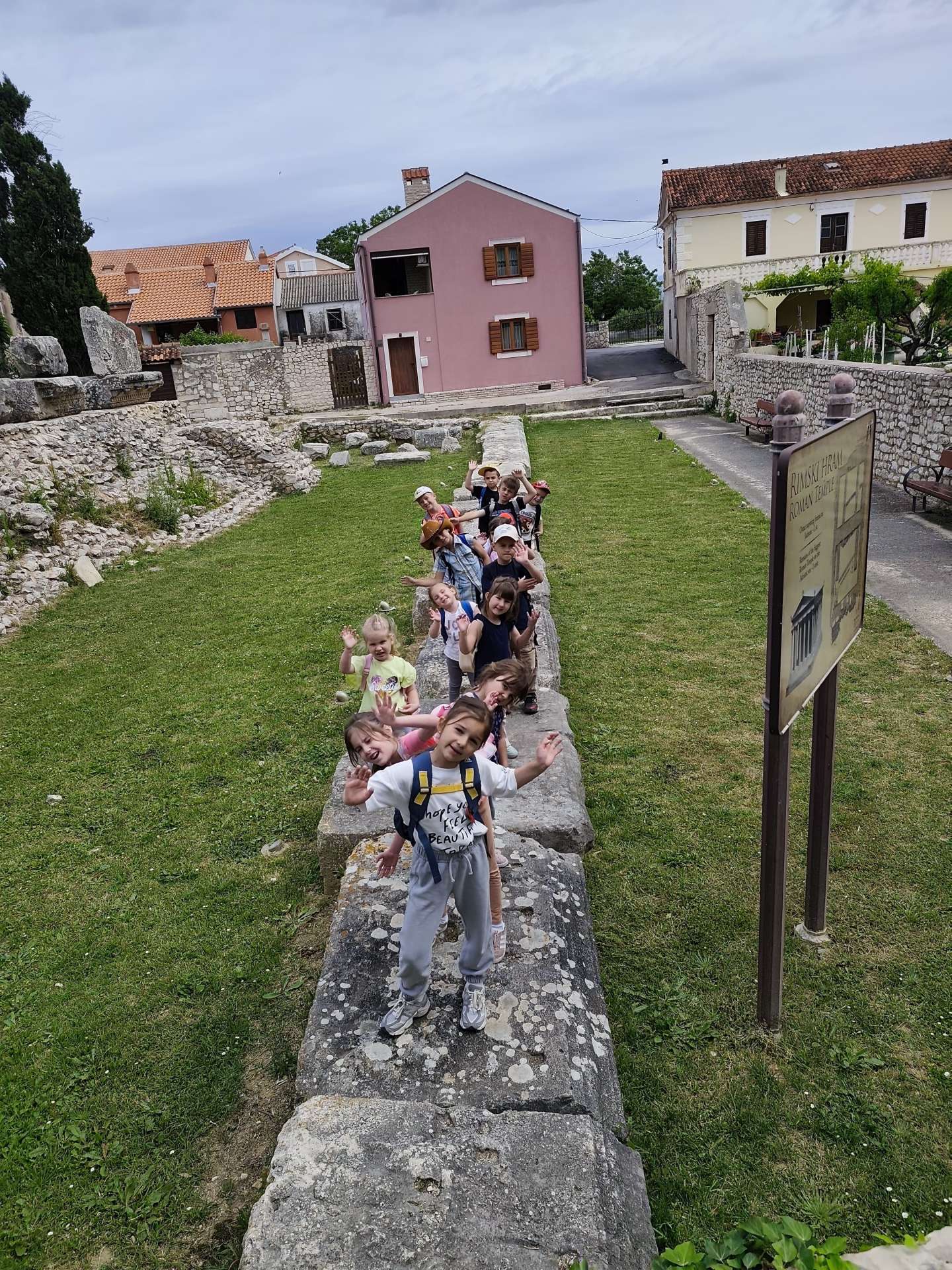 Papigice sa svojim prijateljima Zečićima u posjeti prvom hrvatskom kraljevskom gradu-Ninu
