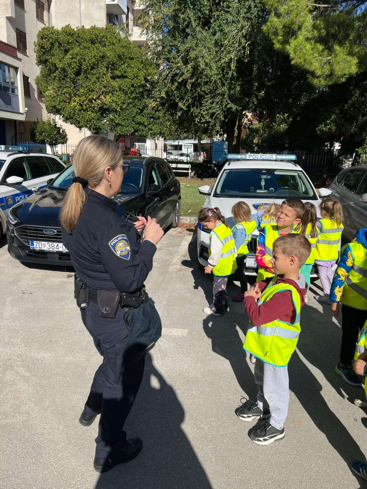 Anđelići i ribice u posjeti policijskoj postaji Biograd, povodom dana policije