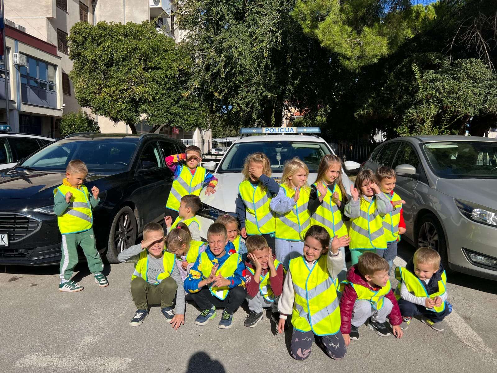 Anđelići i ribice u posjeti policijskoj postaji Biograd, povodom dana policije