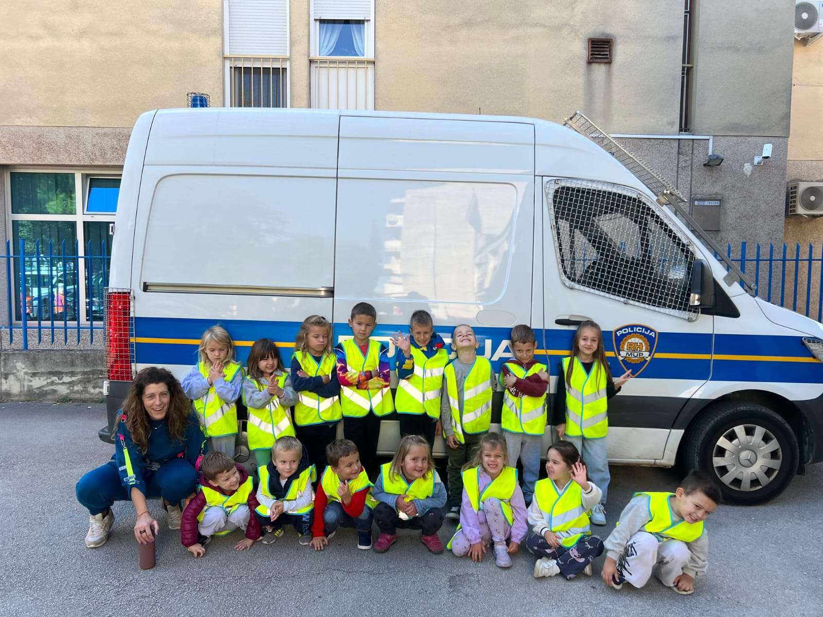 Anđelići i ribice u posjeti policijskoj postaji Biograd, povodom dana policije