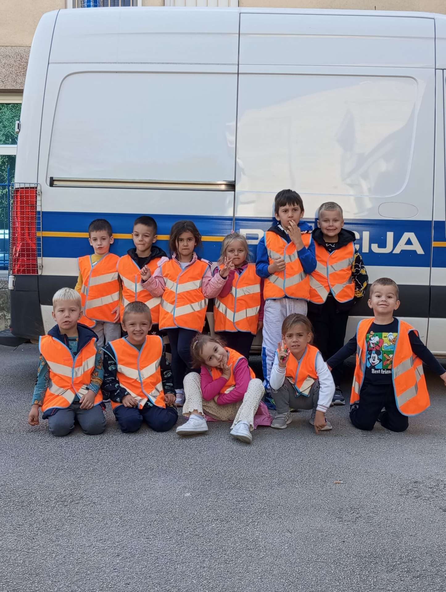 Anđelići i ribice u posjeti policijskoj postaji Biograd, povodom dana policije