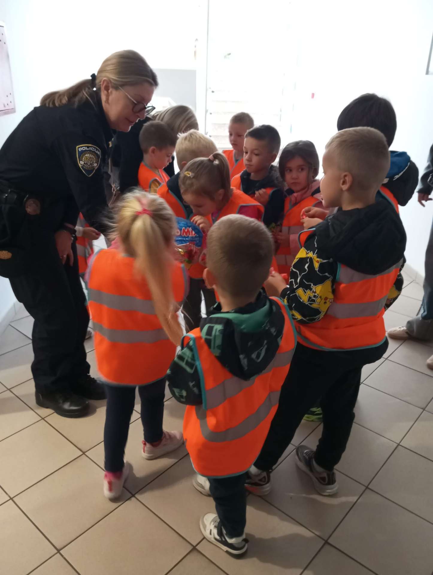 Anđelići i ribice u posjeti policijskoj postaji Biograd, povodom dana policije