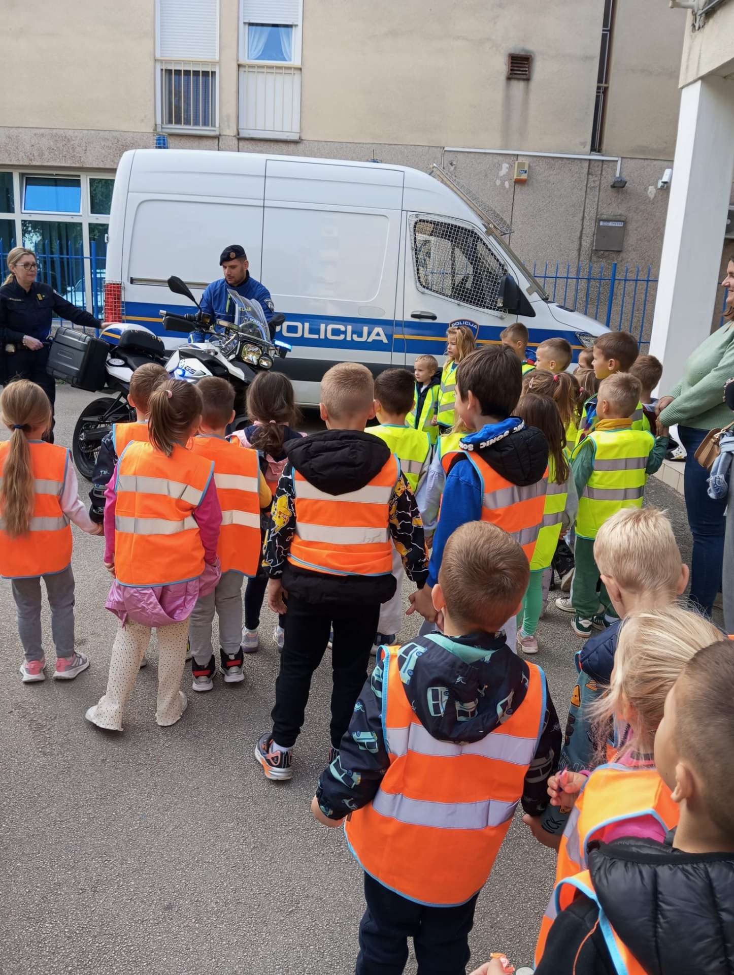 Anđelići i ribice u posjeti policijskoj postaji Biograd, povodom dana policije