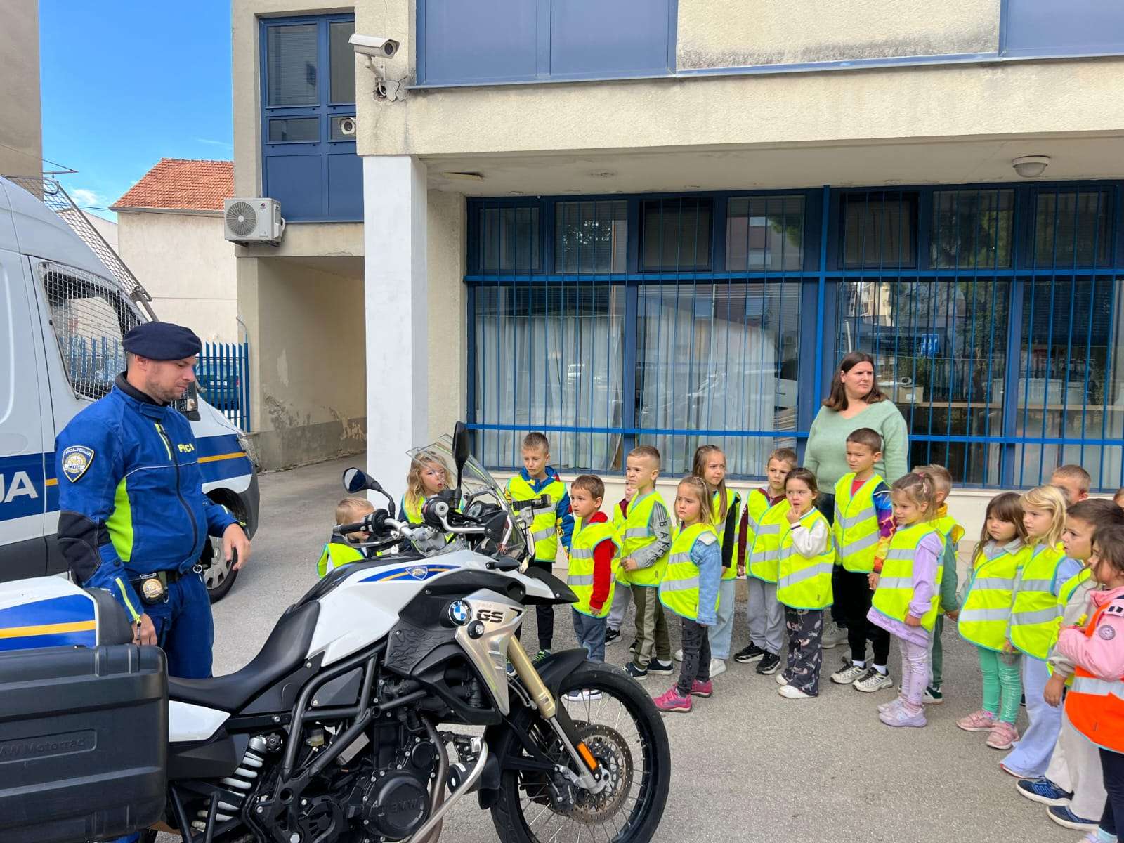 Anđelići i ribice u posjeti policijskoj postaji Biograd, povodom dana policije